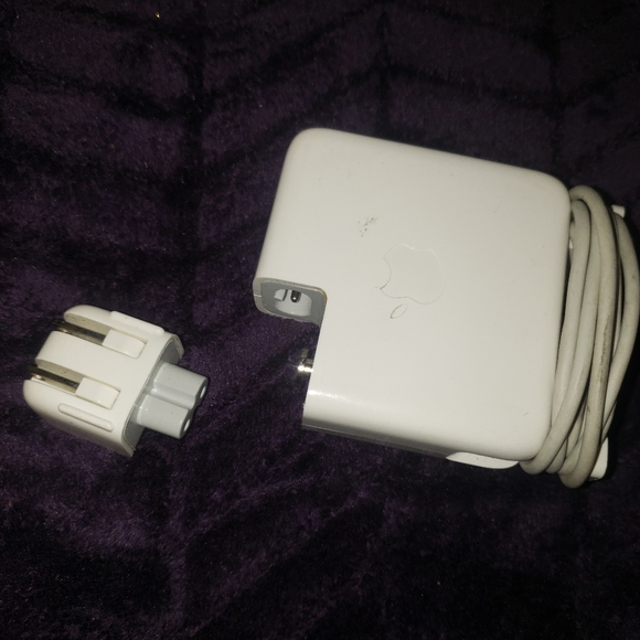 Apple Laptop/IPhone/IPad wall charger & cable - Picture 2 of 3
